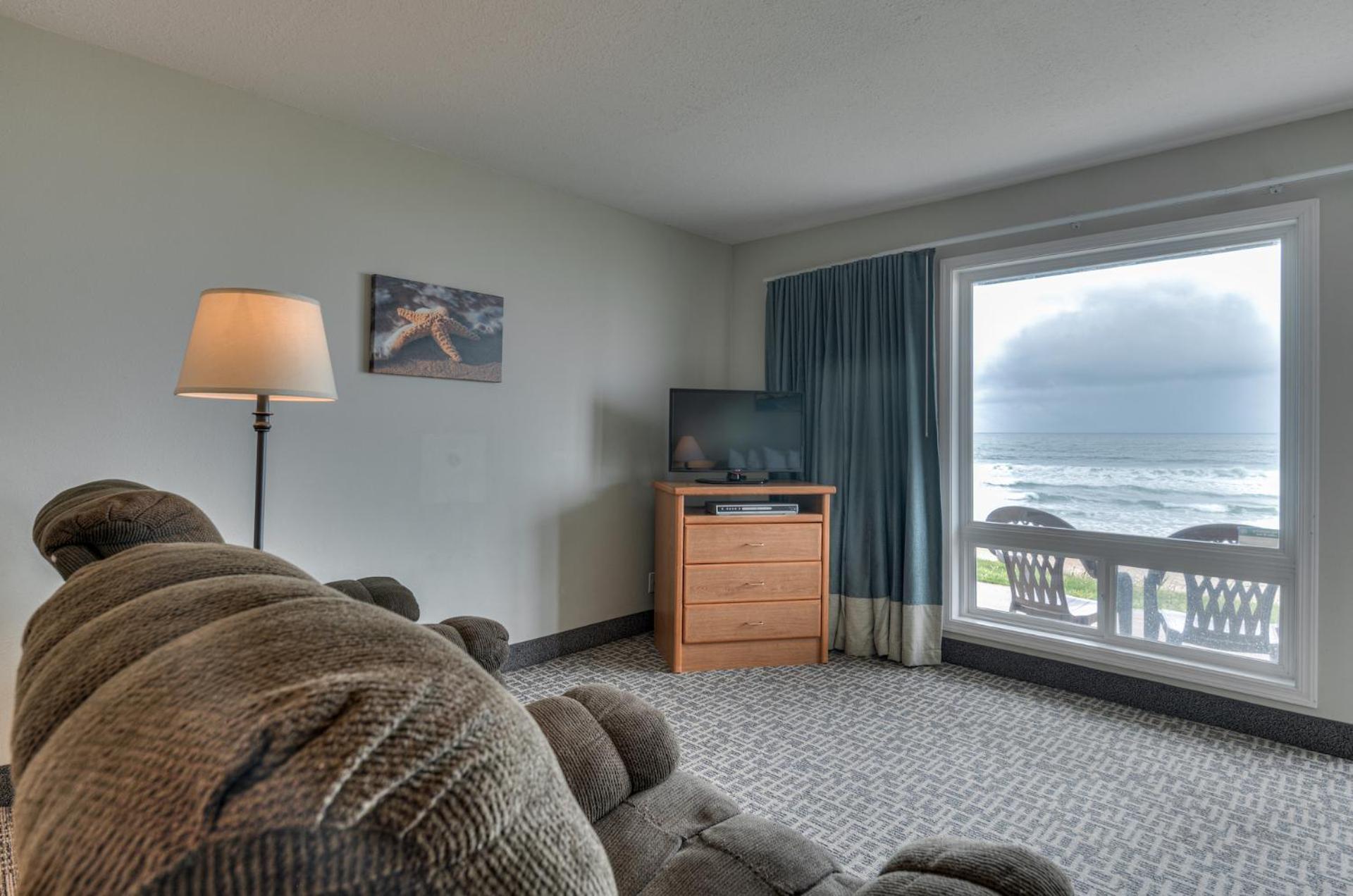D Sands Rentals Lincoln City Room photo